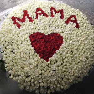 1001 роза корзине с сердцем Маме